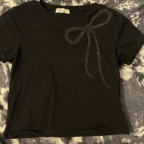 Tops - Black cropped shirt with a bow